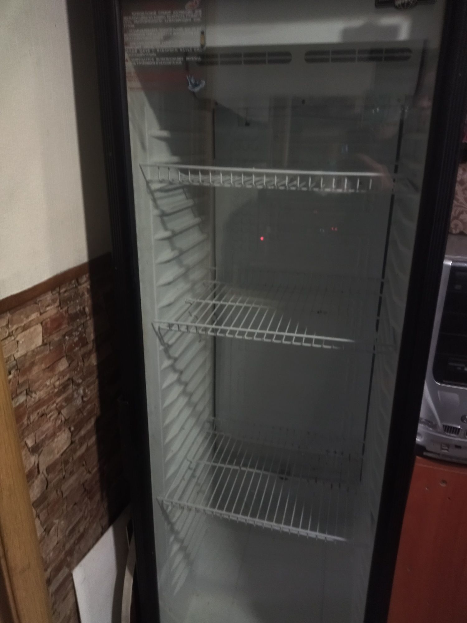 Холодильник вітринна шафа.
