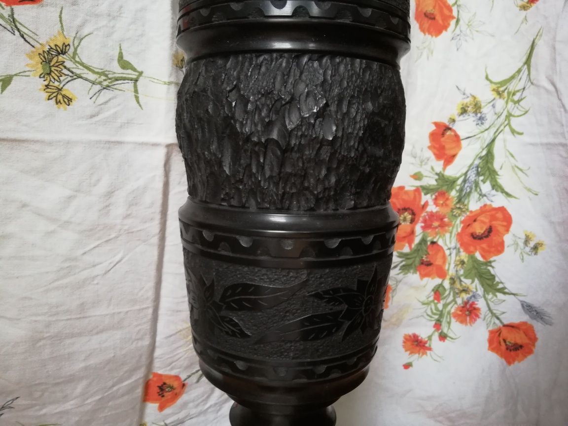 Rzeźba wazon z węgla