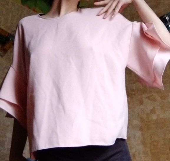 Пудрова блузка zara з воланами на рукавах, М