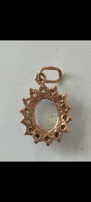 Продам золотую подвеску с камнем опал