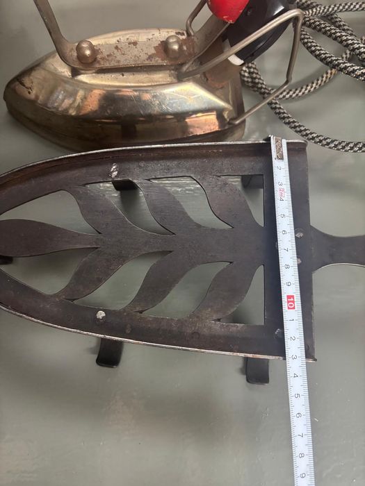 Zabytkowa podstawka pod żelazko