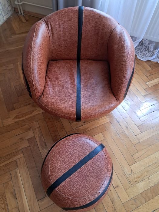 Fotel dziecięcy z podnóżkiem