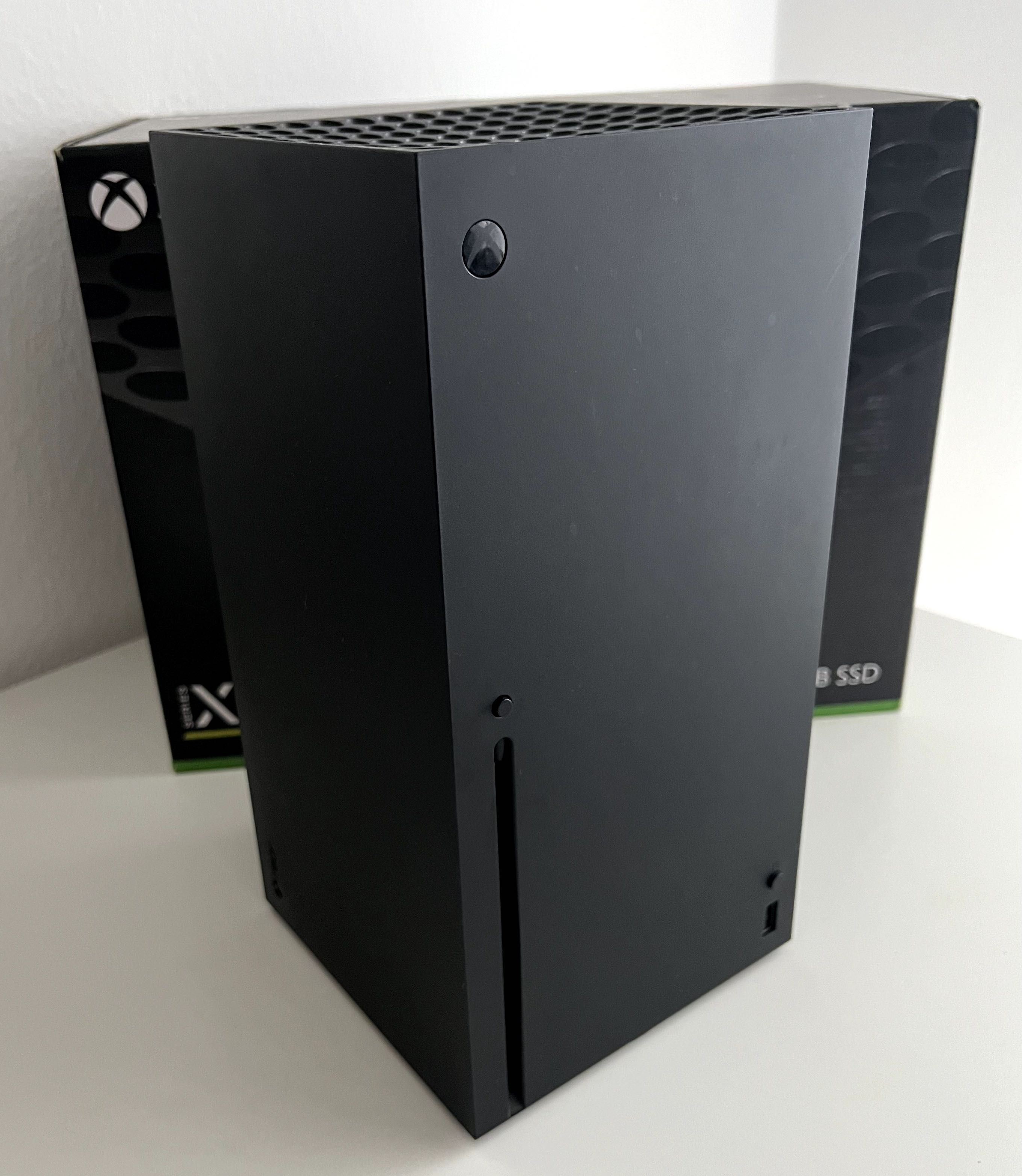 Xbox Series X com 2 comandos e base de carregamento