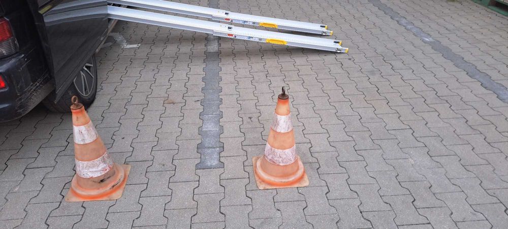 pachołki drogowe / budowlane