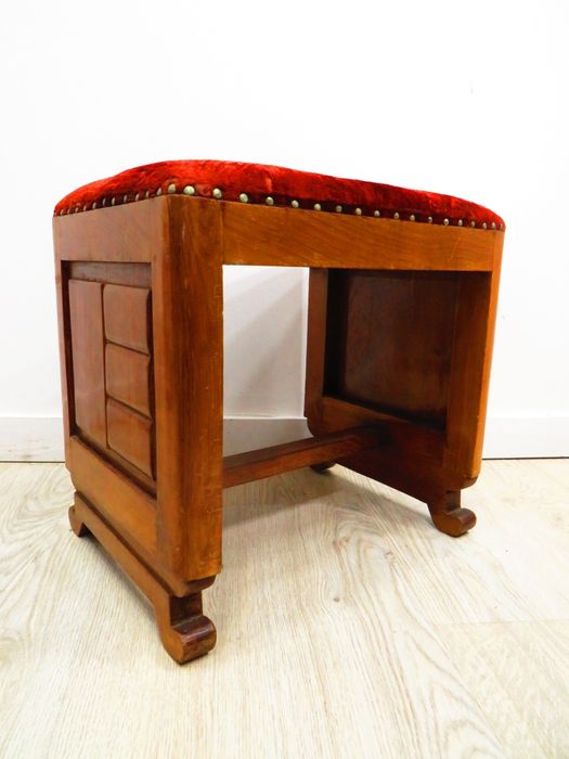 Banqueta em madeira.