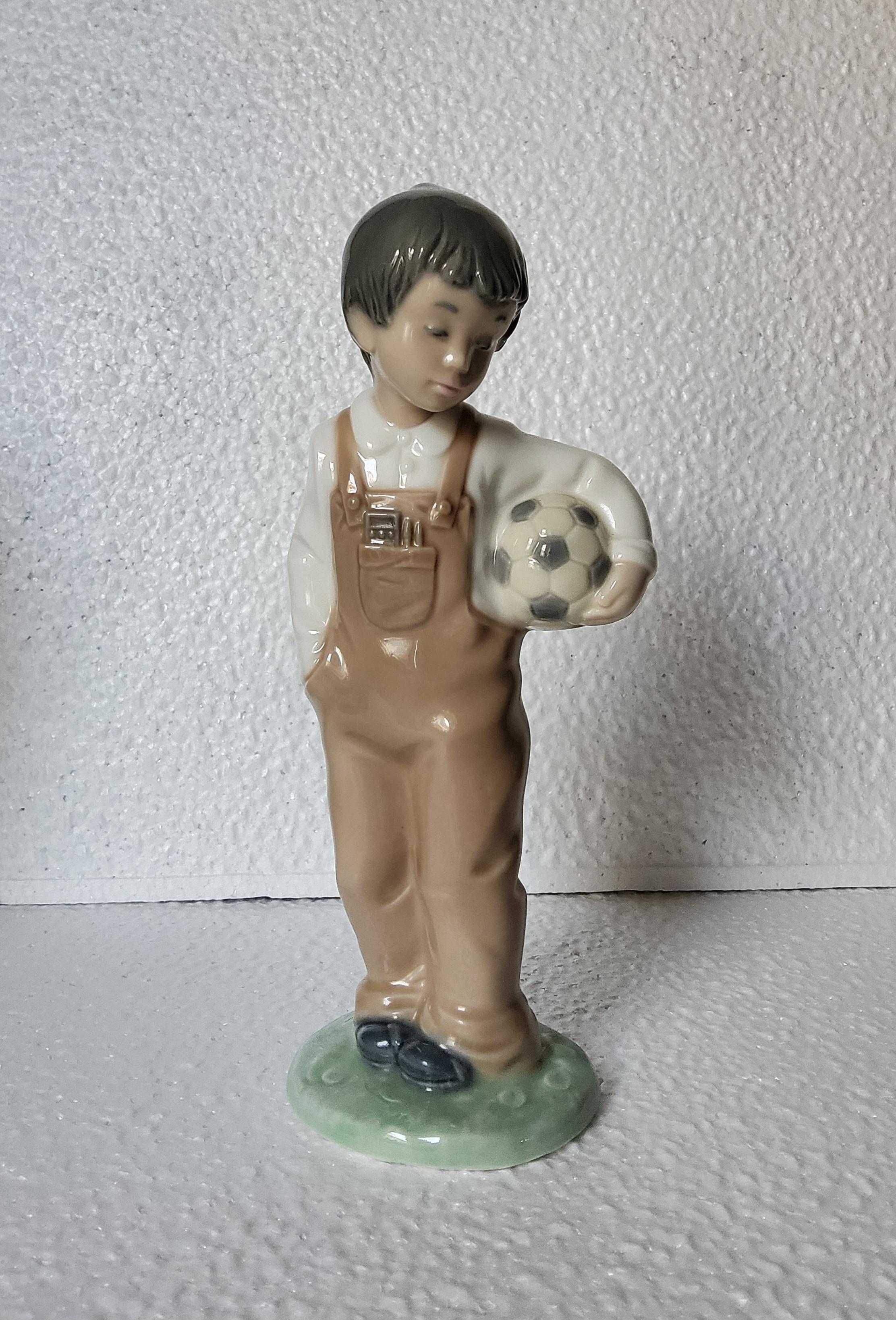 Порцелянова статуетка хлопчика футболіста Nao by Lladro Іспанія