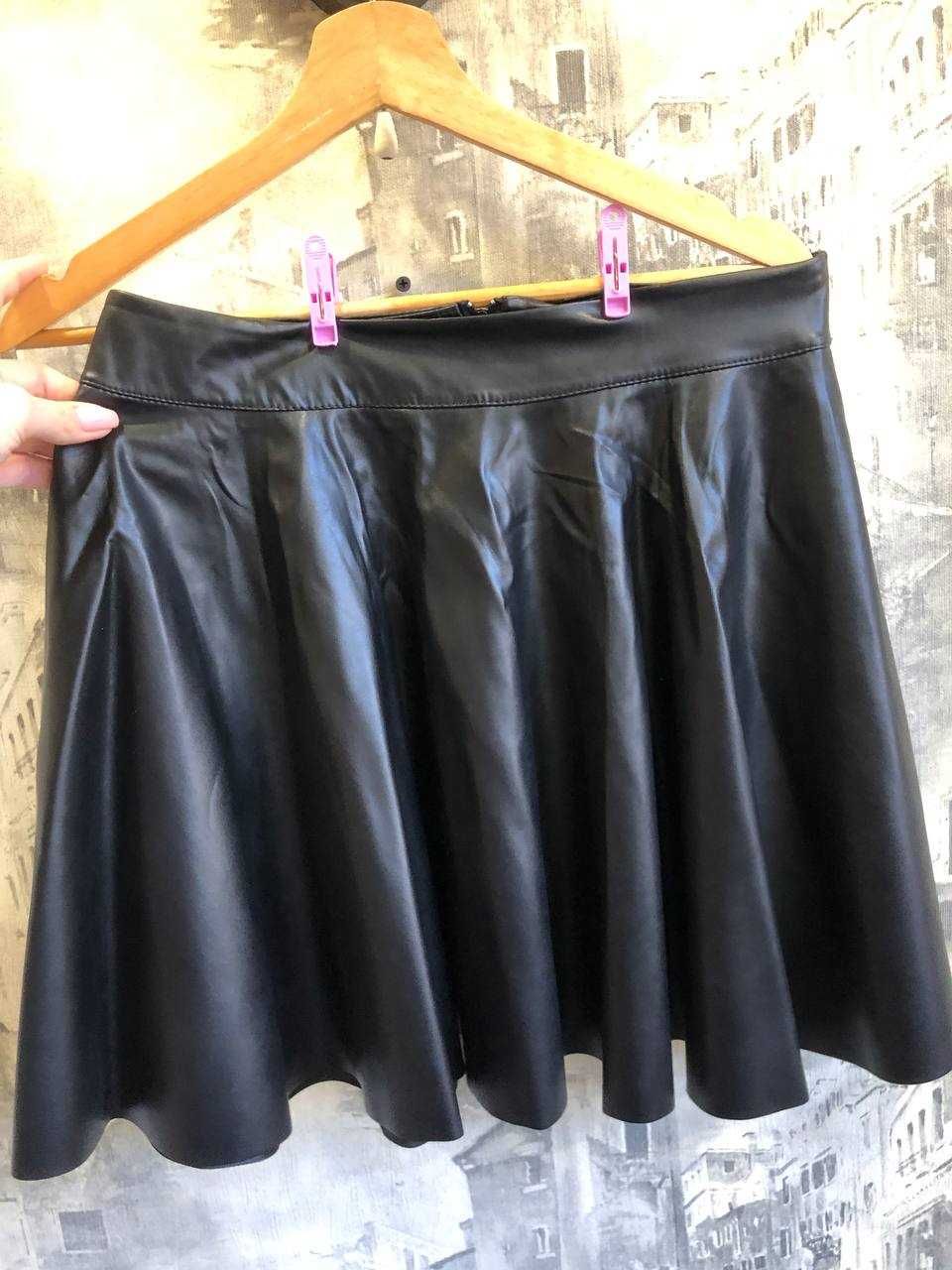 Чорна спідниця міні faux leather