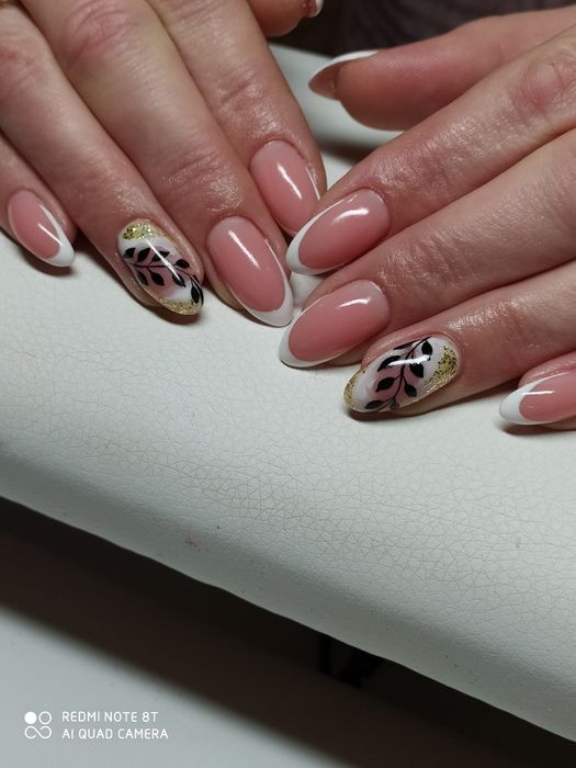 Нарощування нігтів, та Манікюр, і Педікюр.