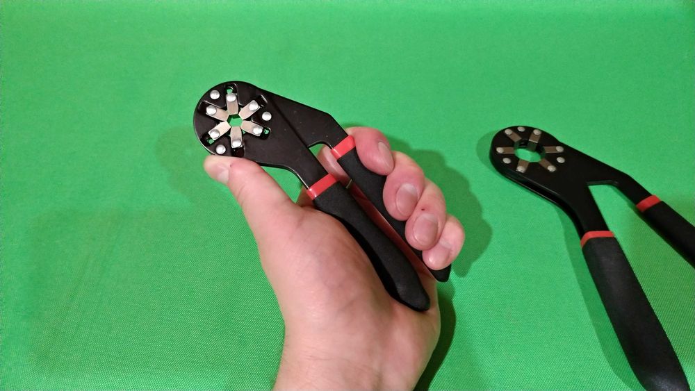 Ключ универсальный гаечный ключ самозажимной