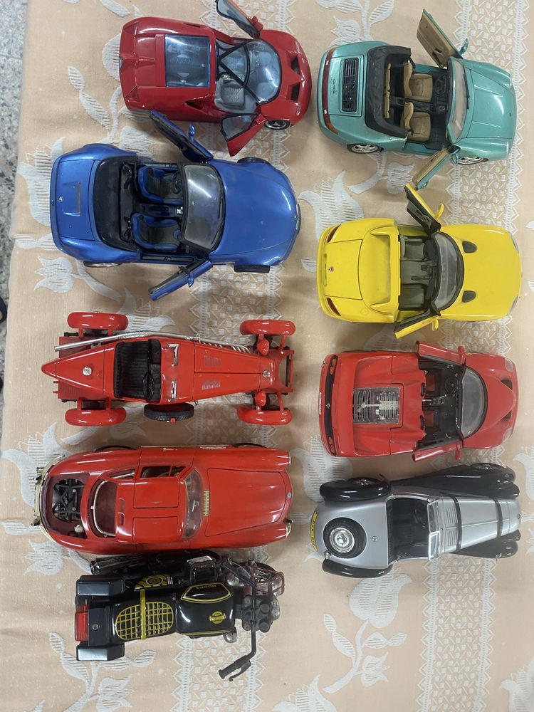 Brinquedos oito automoveis e uma moto tudo em muito bom estado