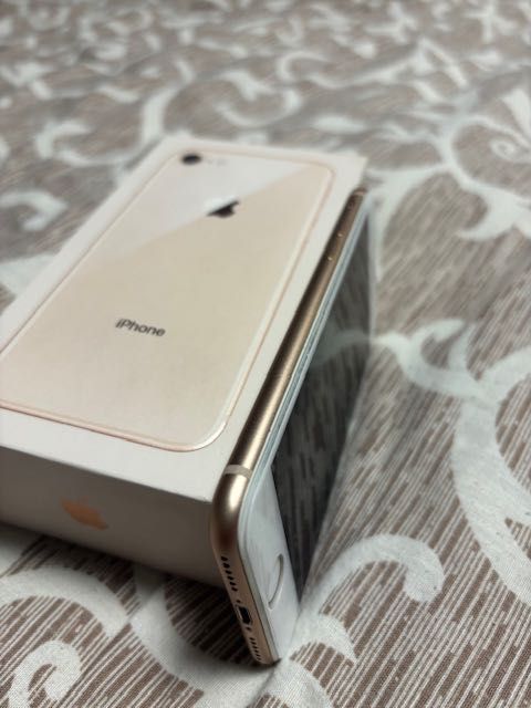 Продам iPhone 8,64Гб