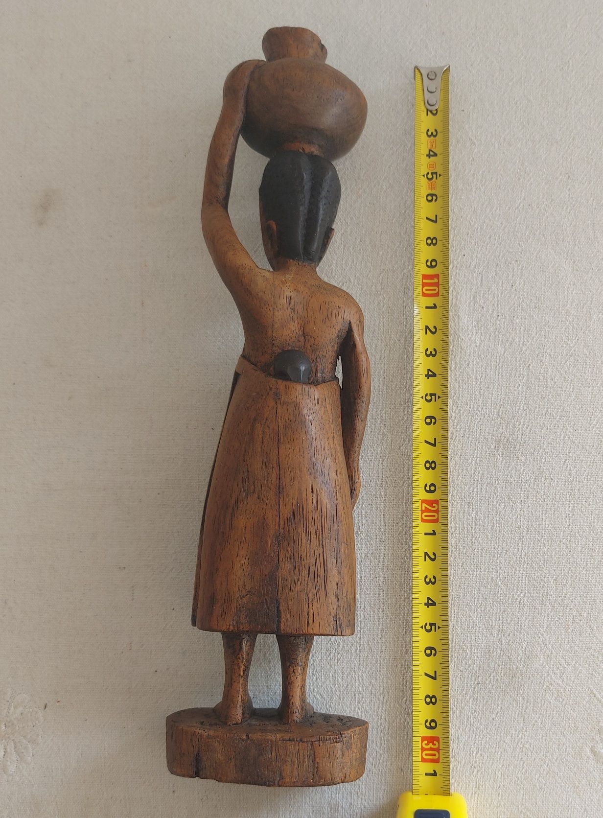 Figura mulher negra em madeira