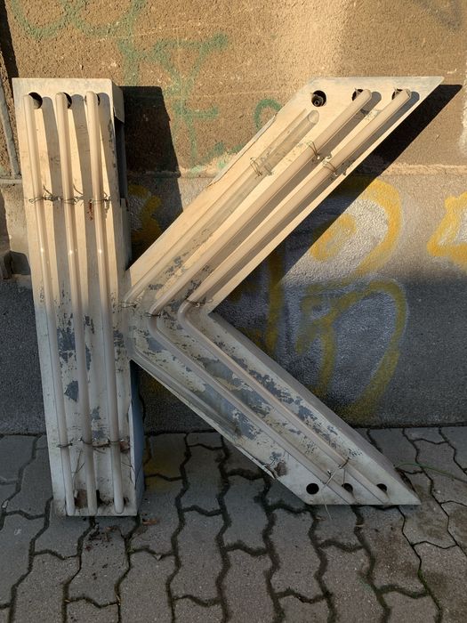 Stare litery neonu z lat 60-tych