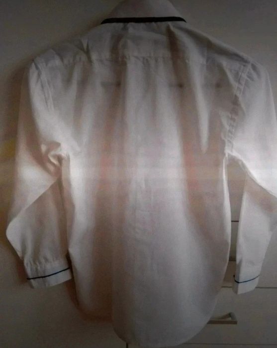 Biała koszula z długim rękawem