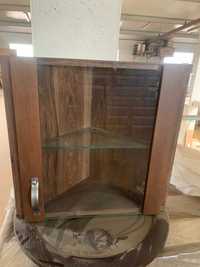 drewniana szafka ORZECH narożna ze szklanym frontem i półeczkami