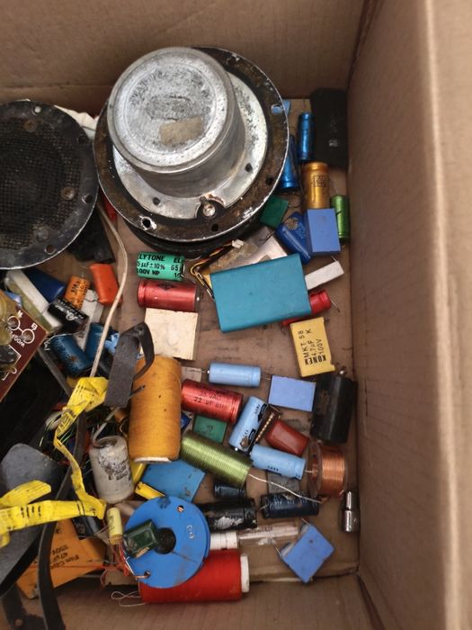 Cx com alguns componentes q so raram de crossovers e 2 medios agudos