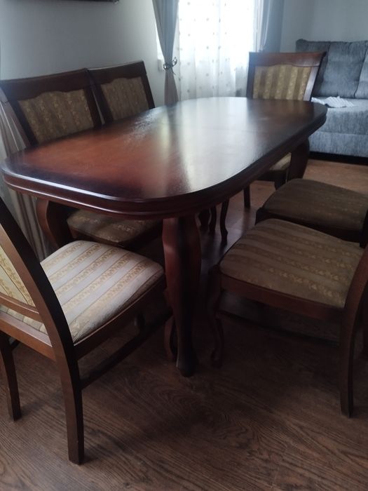 Stół plus krzesła