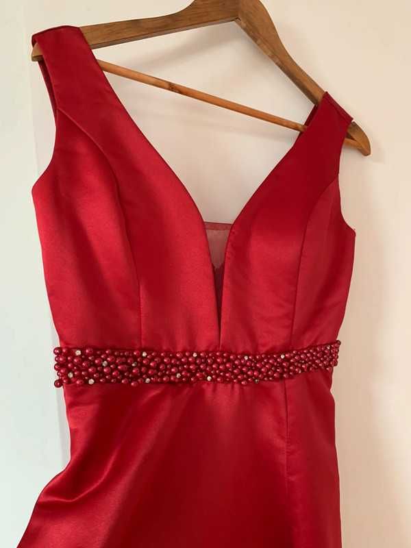 Vestido comprido de festa com pérolas na frente