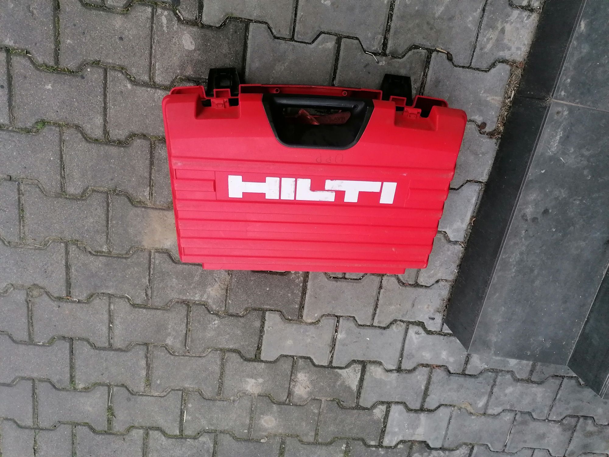 Walizka i części z piły szablastej hilti