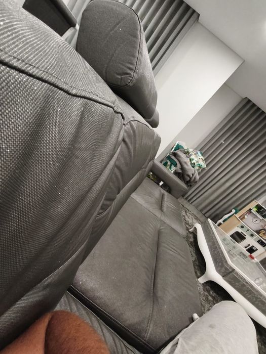Sofá Semi-novo- sintético cinza escuro brilhante