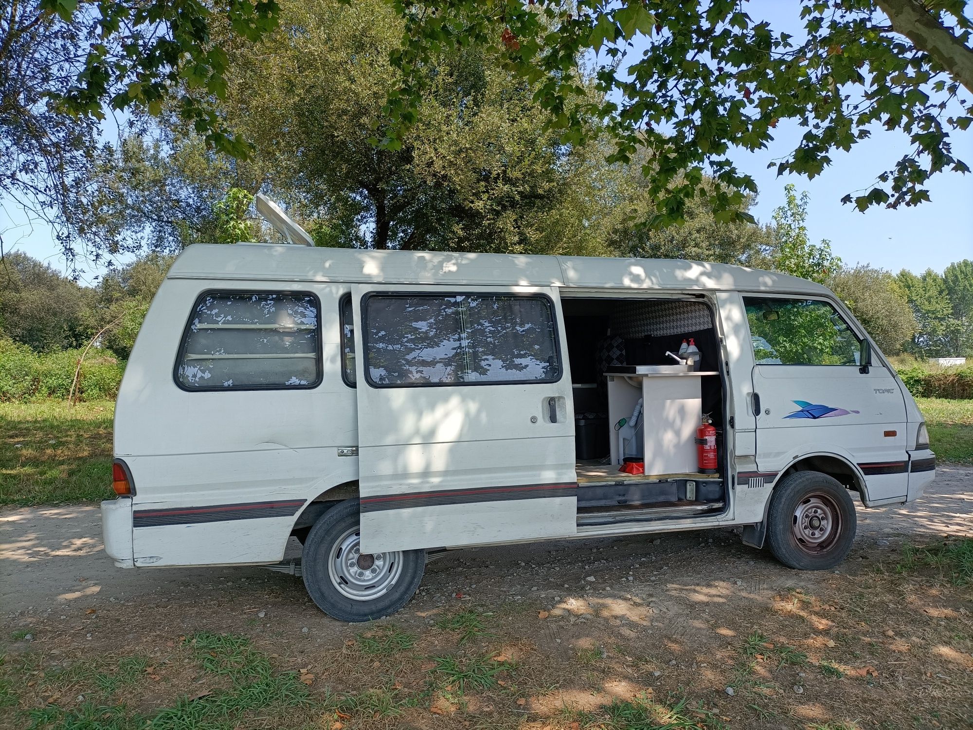 Van Especial Dormitório com cama e mesa sempre disponível.