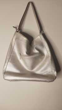 Polecam piękną torebkę srebrnego koloru firmy Pierre Cardin