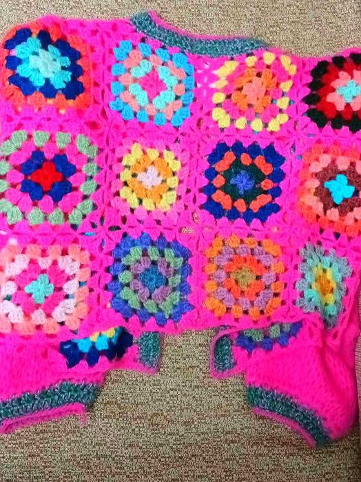 Lindo e quente casaco tricô cor rosa, marca MOM PWR, nunca usado.