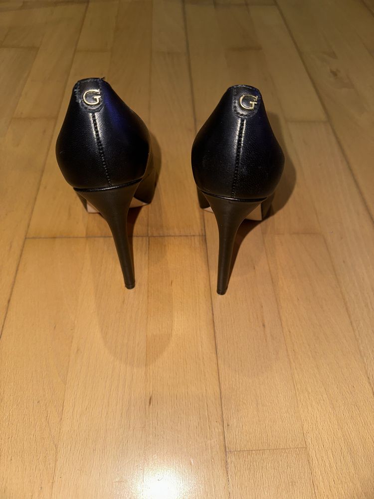 Buty na szpilce Guessa