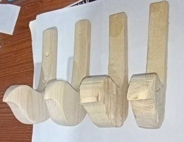 Conjunto de quatro cabides em pinho.