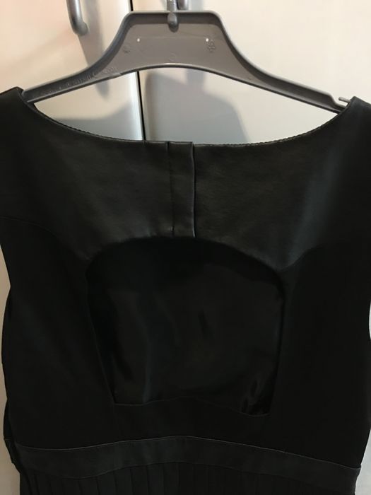 Vestido preto com plissado e costas abertas