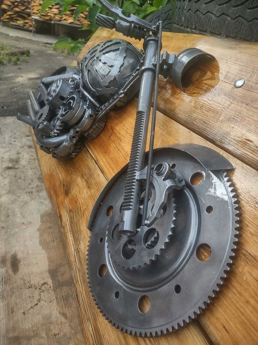 Motor motocykl płaskorzeźba z metalu i drewna