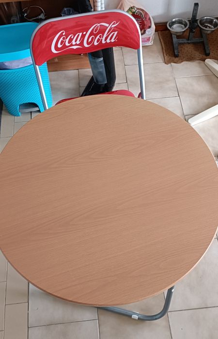 Mesa e cadeira rebatíveis