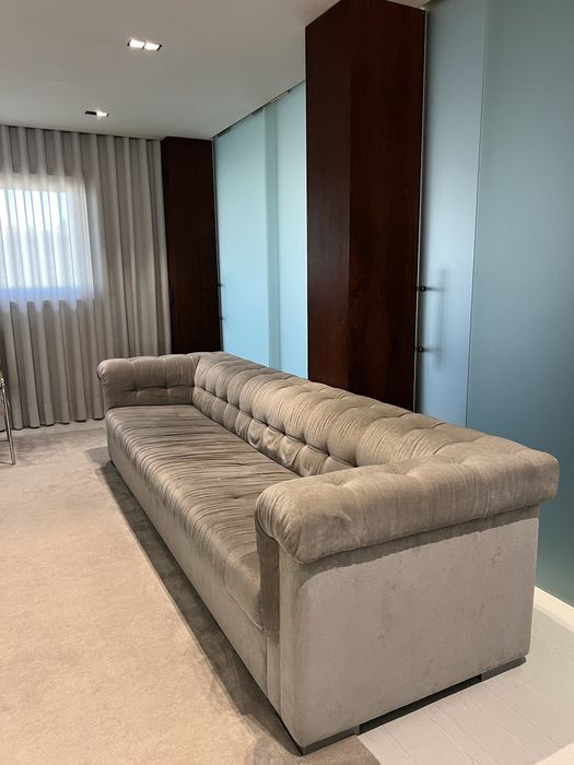 Sofa com puff movel cinzento