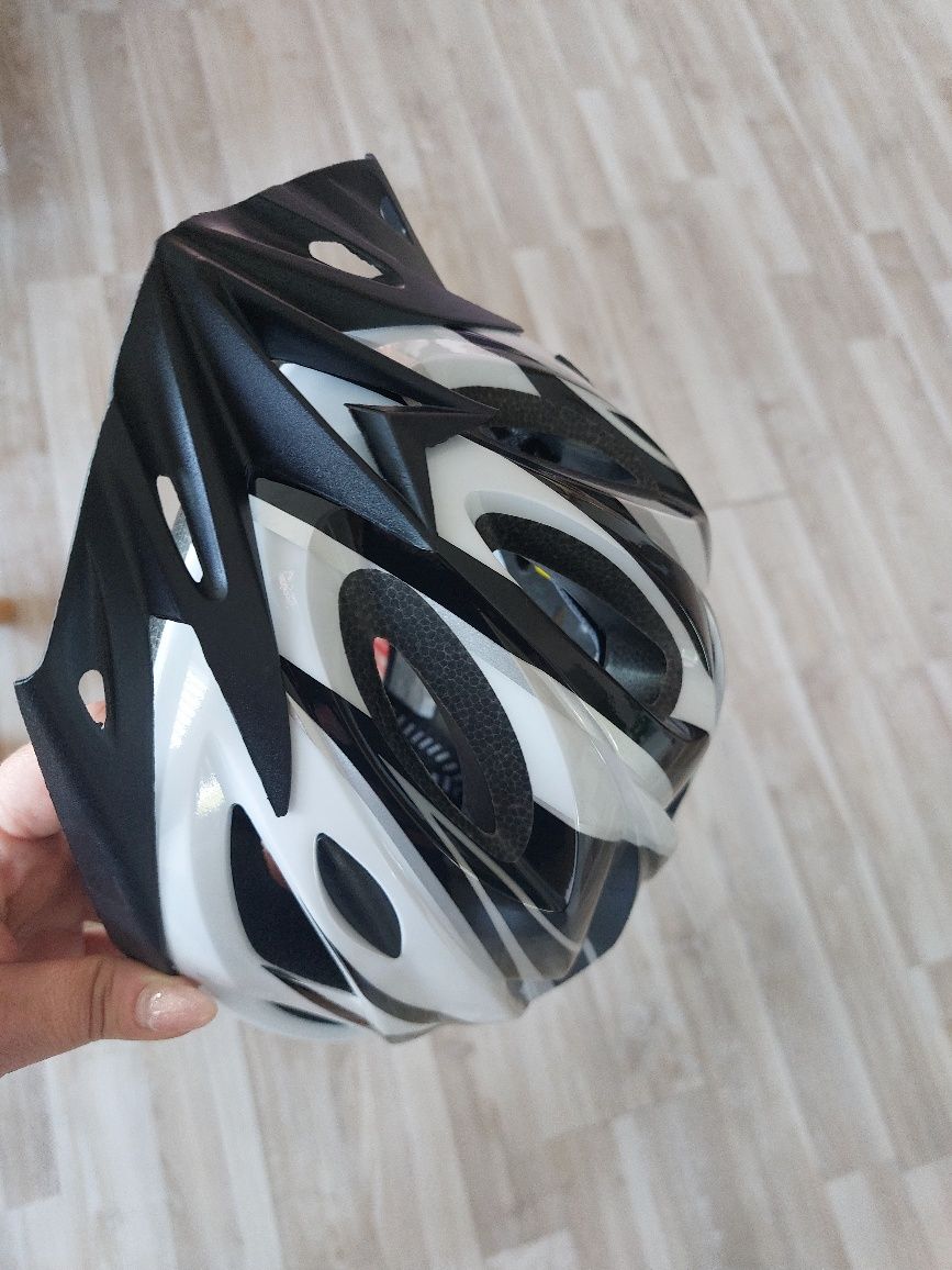 Kask rowerowy nowy uniwersalny z oświetleniem