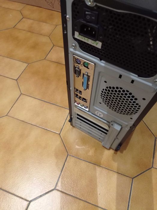 Caixa de computador com memórias e fonte de alimentação64730270111875121