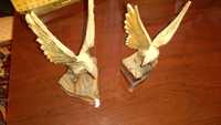 Две статуэтки орла резной