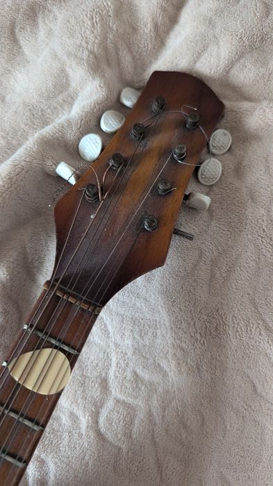 продаю музичний інструмент, мандаліну, з чехлом