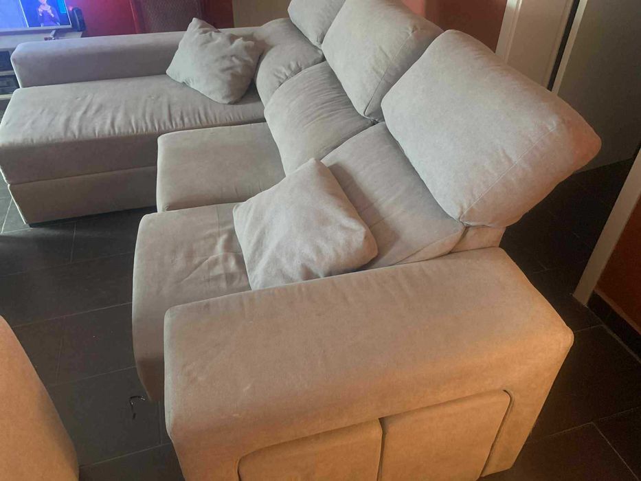 sofa chaiselongue com dois pufes em arrumação