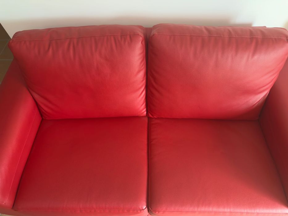 Sofá em pele de sala vermelho