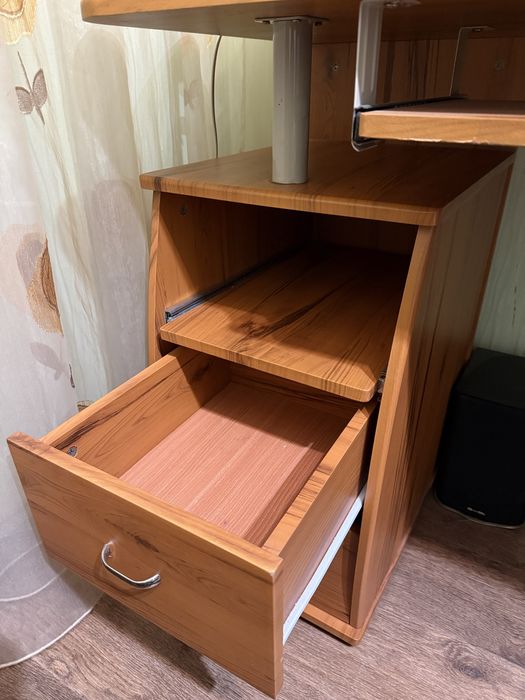 Продам письмовий / комп’ютерний стіл