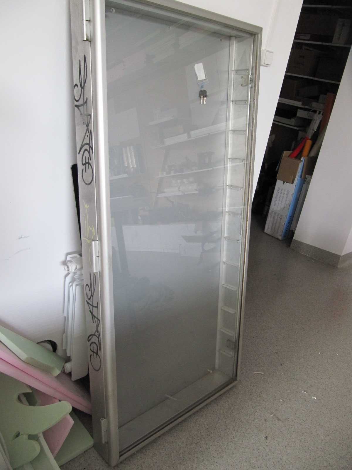 Gablota witryna zewnętrzna aluminiowa podświetlana ekspozycja towaru