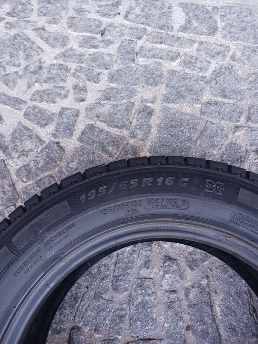 Vendo pneus semi-novos 195/65/16 C Michelin