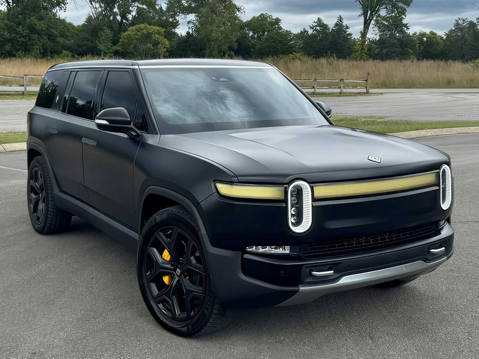 Rivian R1S      2023