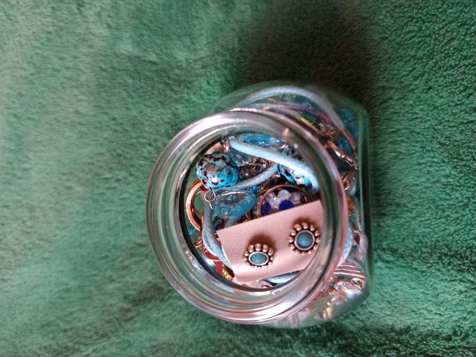 Sloik sztucznej biżuterii