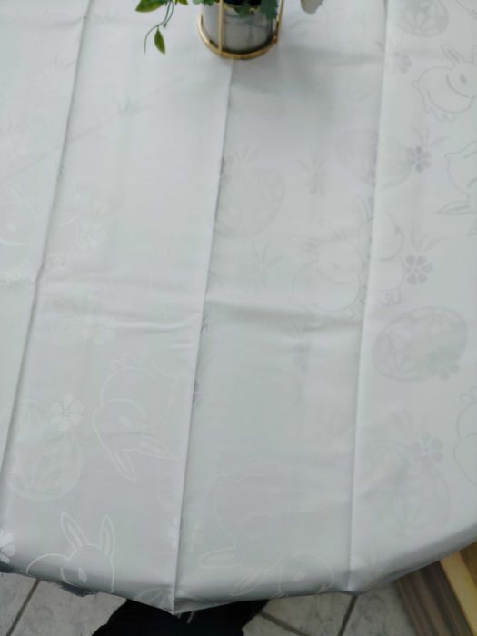 Biały plamoodporny obrus 160 x 160 wielkanocny