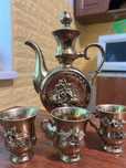 Вінтажний посуд в кольорі золото