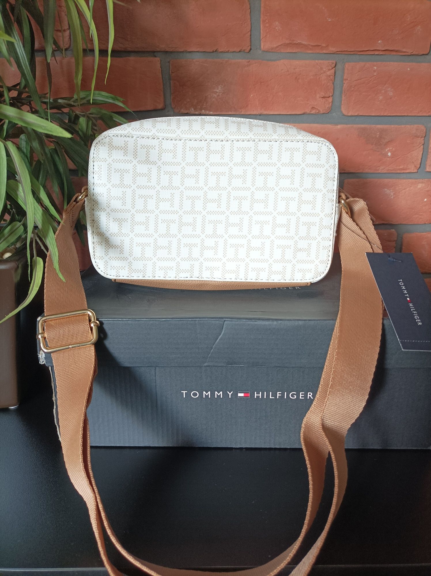 Oryginalna torebka listonoszka Tommy Hilfiger wzór