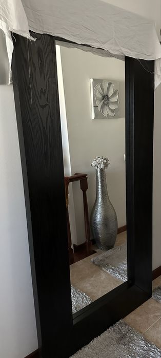 Espelho com moldura de cor preto