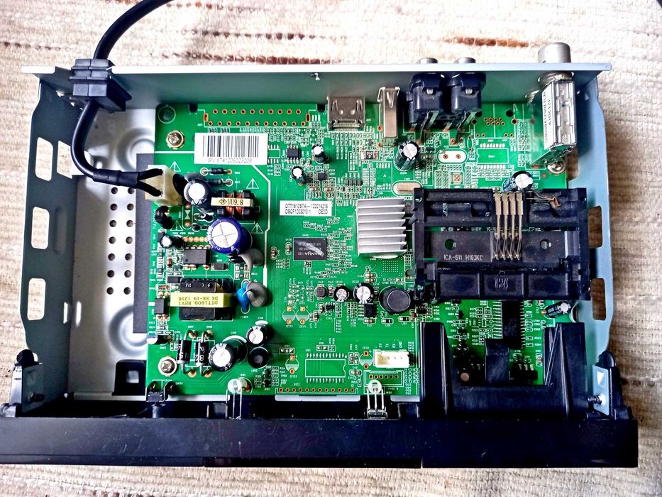 Тюнер Т2 Stong STR8500 не включается