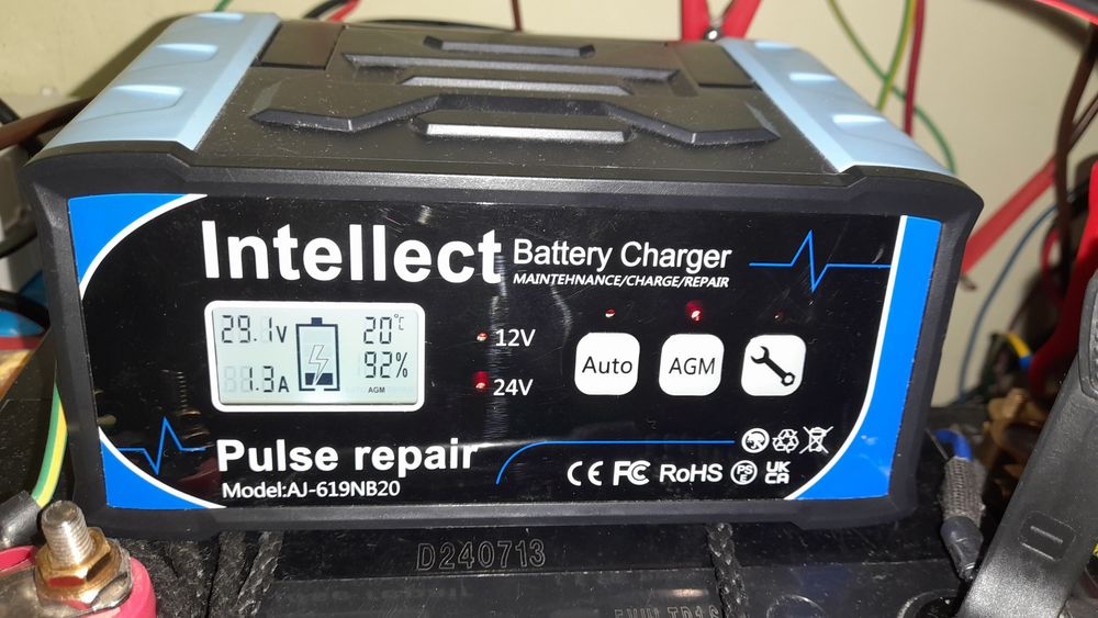 Зарядний пристрій  12V(11А)/24V(6A) AJ-619NB20